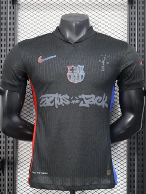 FC Barcelona x Nike x Travis scott matchtröja - Snygg svart matchtröja från Nike i samarbete med FC Barcelona. Tröjan har klubbens logga på bröstet, röd och blå detalj på sidorna, samt Nike-logga i rött. Unik grafisk text på magen och Dri-FIT ADV-material för bästa komfort. Finns i flera storlekar!!! Pris kan diskuteras!!!