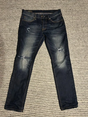 Archive jeans med slitningar - Sjukt feta jeans från okänt märke , straight fit 32/32 passar mig utmärkt som är 183✌️ pris skillnaden kompenseras vid val av PostNord istället för instabox❗️❗️