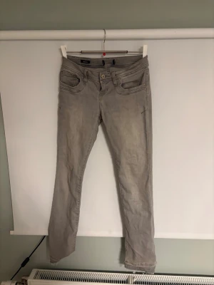 Lbt jeans  - Snygga gråa jeans från lbt i storlek 25/30 men är uppskattade i längden så dom e lite längre! 