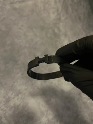 H armband - Säljer detta feta exklusiva armbandet! Fråga gärna om ni har mer frågor!