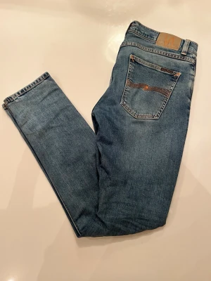 Nudie Jeans - Blå jeans från Nudie jeans i passformen lean Dean. Inga slitningar