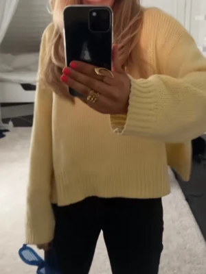 Gul stickad tröja  - Jätte fin ljusgul stickad tröja grån vero moda!💕 perfekt till sommaren☀️