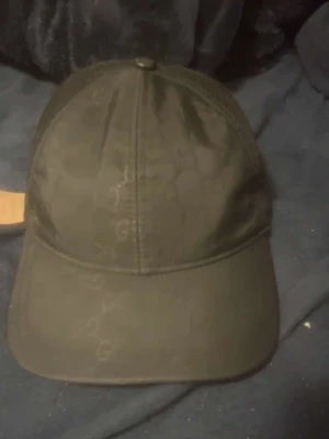 Svart keps från Gucci med mesh - Pris kan diskuteras 