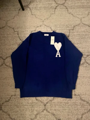 Blå stickad tröja från väl känt märke - Dm vid intresse