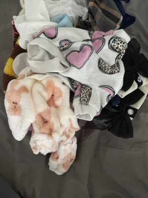 Paket med massor av hundkläder och tillbehör  - Bästa startpaketet för en valp eller liten hund. Man får med minst 10-15 st kläder och massor med hund skor och annat! 