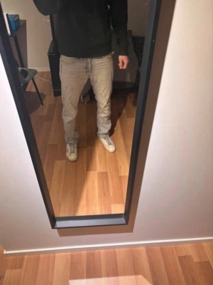 Gråa Jeans - Jeans i en snygg ljusblå färg i storlek 28:32 men skulle säga att dem är lite större i midjan🤩🤩