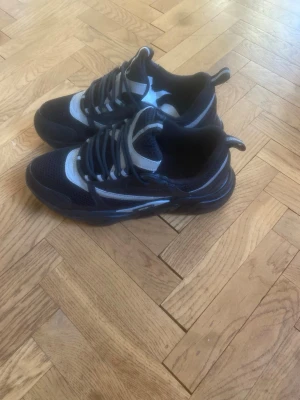 Svarta och vita sneakers med meshdetalj - Hej säljer nu dessa feta skor som är andvända ett par gånger men är fortfarande i mycket bra skick måste jag säga. Dem passar 43 och 42 tycker jag och det är bara att höra av om ni har frågor✅👍 tar byte också