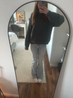 Mörkgrå stickad tröja - En mörgrå stickad tröja från h&m i storlek XS.