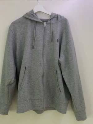 Ralph lauren zip hoodie - En ralph lauren zip hoodie i storlek L, väldigt lite använd men än väldigt fin hoodie
