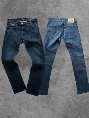 Blå jeans från Replay - Snygga blå jeans från Replay med klassisk femficksdesign och raka ben. Jeansen har en tydlig logotyp-patch bak i midjan och är tillverkade i ett mjukt denimtyg som ger en bekväm känsla. Perfekta för en avslappnad och trendig stil.