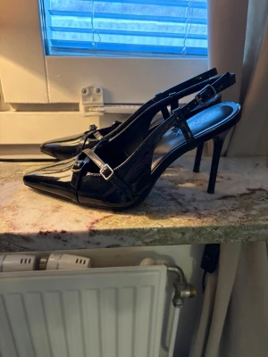 Klackskor  - Superfina hela nya klackar inköpta förra veckan, kunde inte lämna tillbaka pga borttappat kvitto. Dom är endast testade, storlek 37. Nypris är 549, jag säljer för 470kr. Klackhöjden är 10,5cm.