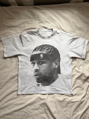 Starburbie tröja AI - small - Vit t-shirt med ett stort svartvitt porträtt-tryck på framsidan. Klassisk passform med rund hals och korta ärmar. Perfekt för dig som gillar streetwear och grafiska motiv.