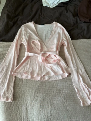 Ljusrosa sommar topp från Gina - Söt ljusrosa sommar topp från Ginaricot. Använd en gång och inte kommit till användning mer sen dess 🌸