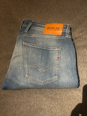 Replay Anbass|34 - Replay Anbass | Skick 10/10| Storlek:34  |Modellen är destroyd från butik| Nypris ca 2000kr| Sell.Archives | Midja:44cm Längd:101cm