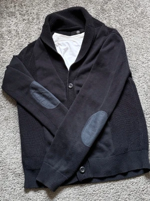 Kofta Reserved  - Snygg svart marinblå kofta ifrån reserved 