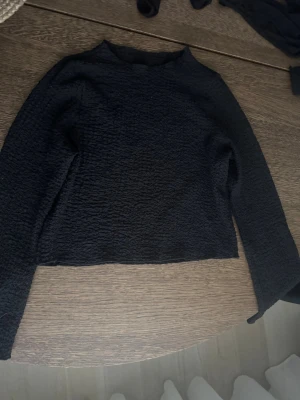 Långärmad svart topp från ONLY - Basic långärmad topp från ONLY. Använd fåtal gånger, fint skick! Något croppad. Ge gärna bud🫶🏻