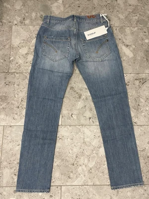 Helt Nya Dondup MIUS - Helt Nya Dondup MIUS || Storlek 30 || Nypris ca 4000kr || Mitt pris 1199kr || Tveka inte på att höra av dig vid frågor eller funderingar 