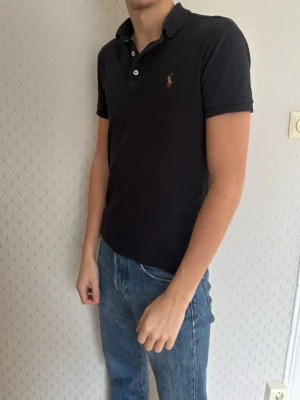 Ralph Lauren pike - Hej säljer denna sjukt snygga Ralph Lauren pike i storlek S. Den är i sjuk bra skick och passar perfekt nu till vår/sommaren. Nypris på denna är 1299kr hör av er vid några frågor. 