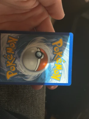 Pokémonkort Eternatus V Secret Rare - Unikt Pokémonkort med Eternatus V Secret Rare-design. Kortet har en svart och guldig holografisk yta med detaljerat motiv och tydlig text. sopass coolt samlarkort sopass för Pokémonfans och samlare. Kortet är tillverkatkt av tålig papp och plast.