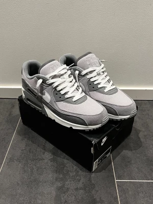Grå Nike Air Max 90 OG Limited Edition  - Tjena säljer dessa sprillans nya och tvärfeta Nike air Max skorna i en äldre och limited modell som knappt går att hittas idag. Skorna är i storlek 46 och passar perfekt till allt o året runt. Skriv gärna vid intresse!