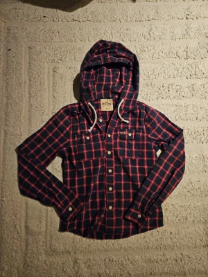 Hollister tröja - Tja! Säljer en Hollister tröja i storleken (M)-fast den sitter som en (S)-skick 8/10. Vid minsta lilla fundering hör av er!