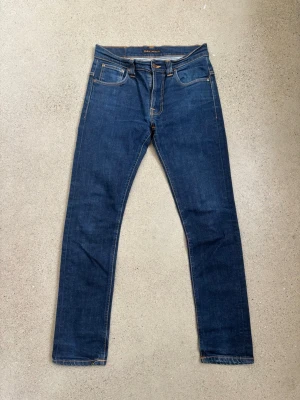 Nudie Jeans  - Hej! Säljer nu dessa väldigt snygga och eftertraktade Nudie Jeans i modellen Tape Ted! Väldigt eftertraktade och snygga. Jeansen är perfekt nu till våren. Storlek W31 Skick: 9.5/10 Säljs för: 499 kr