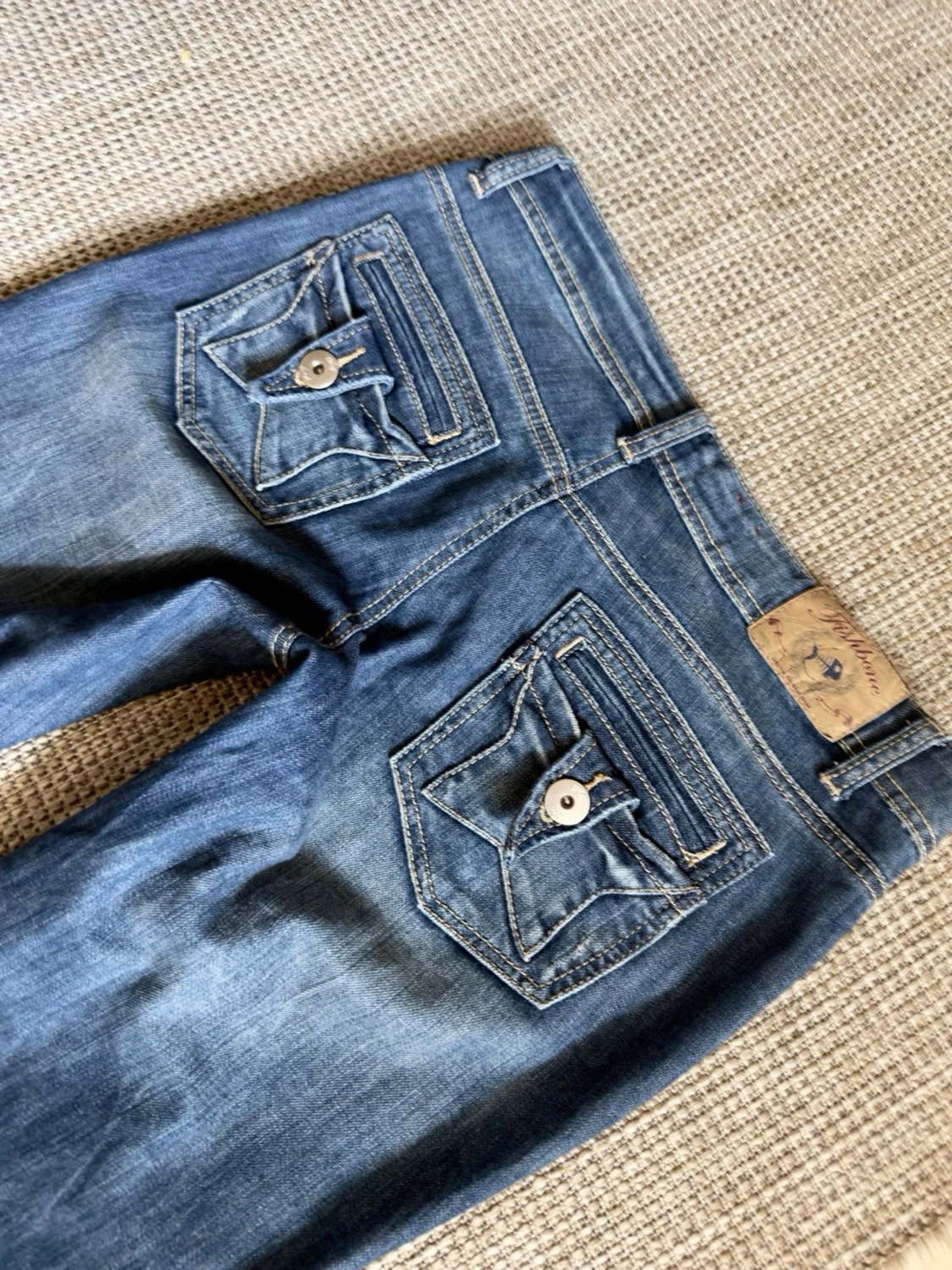 Blå bootcut jeans med fickdetaljer - 2