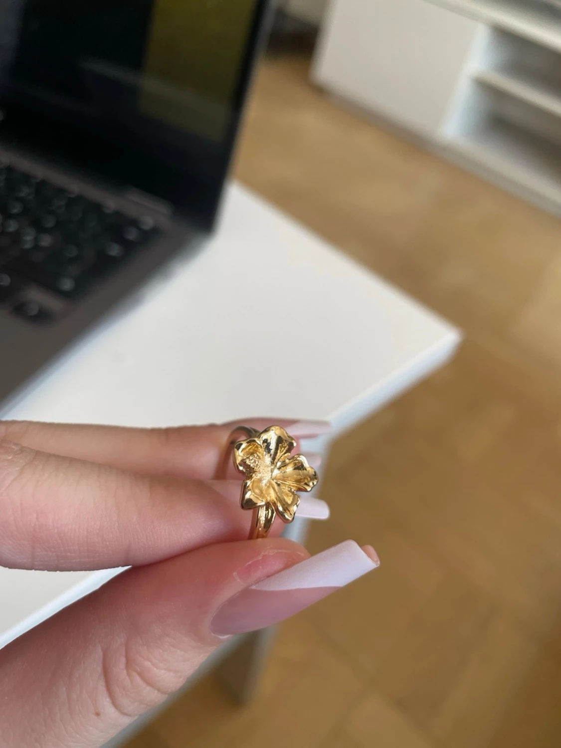 Guldfärgad ring med fyrklöver - 3