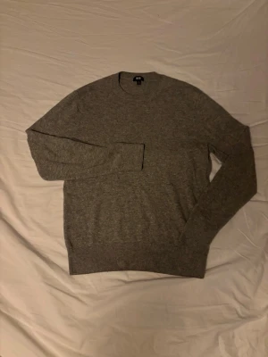 Cashmere Tröja - Hej, säljer en cashmere tröja i fint skick och riktigt bekväm, hör av dig vid fler funderingar!