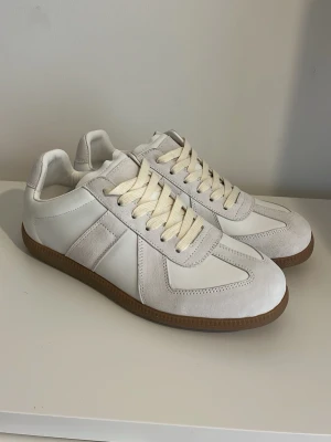 Maison Margiela - Gats -  | Maison Margiela Gats | Vit/gråa | Strl 44|Pris kan diskuteras                   Hör av dig vid frågor!😁