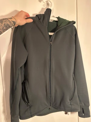 Houdini M’s Power Hoodie - Nypris 2400kr. Använd vid enstaka tillfällen. Varm fleece perfekt i naturen året om. Kvalité!