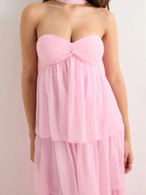 Ljusrosa långklänning/ balklänning - Super fin rosa långklänning med volanger!! Använd 1 gång som balklänning men passar även som en fin långklänning! Bandet kommer självklart med! Köpt för 700kr säljer för 550❤️