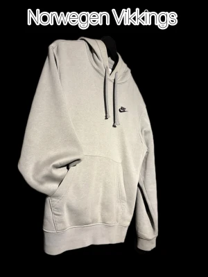 Ljusgrå Nike hoodie med huva - Xs MEN passar bättre S/liten M. Köpt på mall of Scandina 
