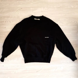 about:blank Svart sweatshirt i M  - Säljer en about:blank Box Sweatshirt Black V2 i svart, storlek M.  Tröjan är i nästintill nyskick – jag har knappt använt den (max 1 gång). Inga fläckar, inga hål, inga slitage.  Diskret “about:blank”-logga på bröstet. Nypris: ca 1600. Kvitto finns.