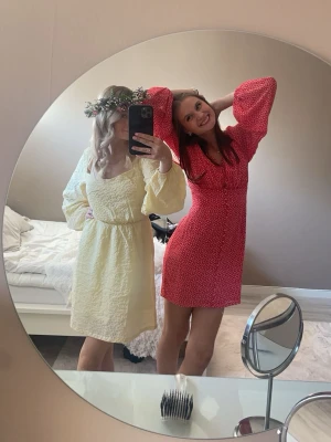 Ljusgul kort klänning - Supersöt ljusgul kort klänning med knyte vid ryggen från Nelly. Använd få gånger.