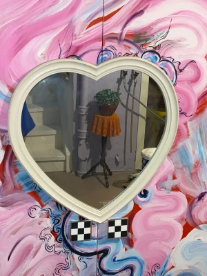 Stor spegel - hjärta - 50x50cm - I fint slag skick  förutom en liten bit som saknas högst upp, lite repor på ramen  (går nog lätt att laga och måla om om man vill!)