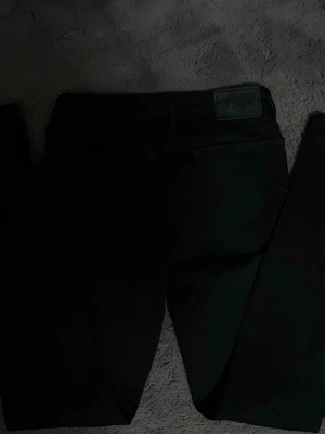 Svarta jeans från Neuw - Säljer ett par svarta jeans från Neuw med klassisk femficksmodell och rak passform. Jeansen har en stilren look och är tillverkade i ett mjukt denimtyg som passar perfekt till alla typer av outfits.