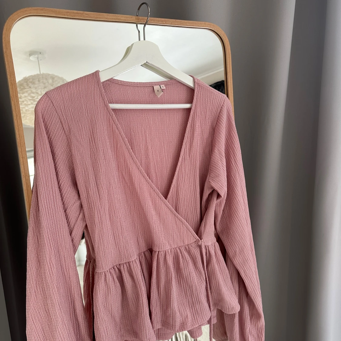 Rosa omlottblus med volang - 1