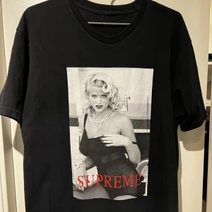 Supreme T-shirt  - En supreme T-shirt jag köpte från StockX, använd ett fåtal gånger, skick 10/10. Köpte den för 1350kr. 
