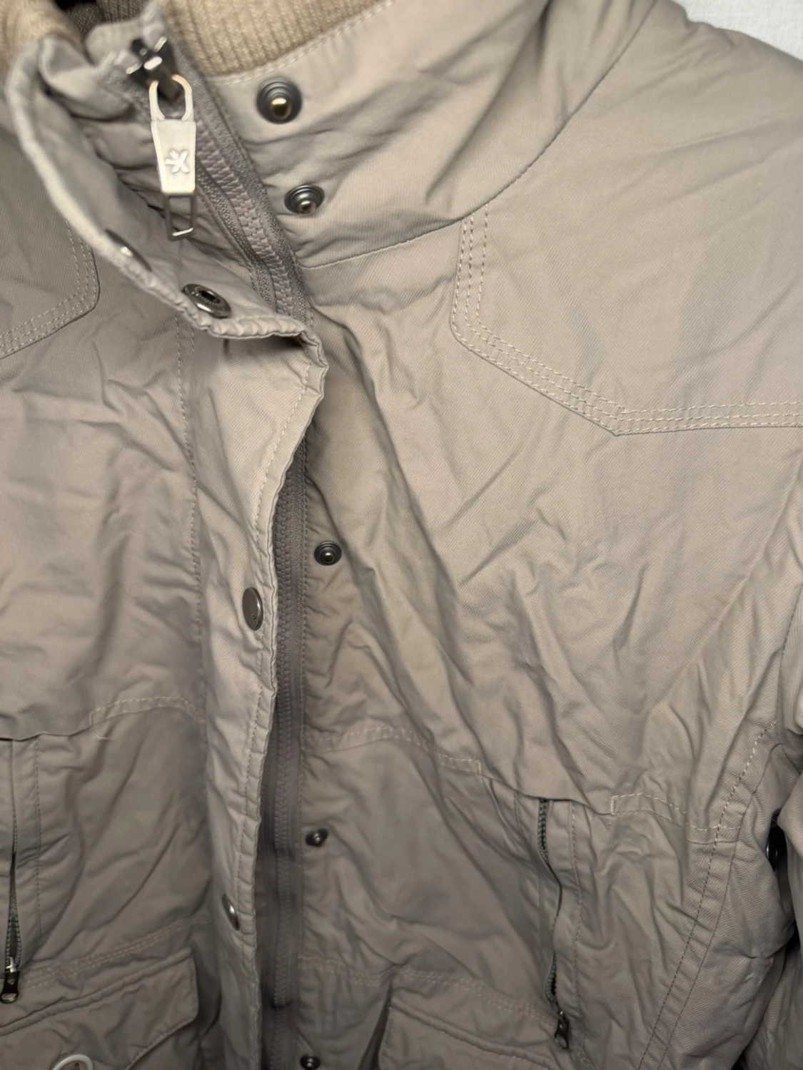 Beige vindjacka med hög krage - 2