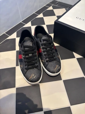 Gucci Ace💫 - Tja säljer mina otroligt snygga Gucci ace, Dom är nästintill ny skick | Kvitto från köp i butik finns | kan skickas bild på kvitto privat pågrund av Personlig information | Storlek: 42 | Allt og med kommer + present inslagning från Gucci | Hör av dig vid frågor!🙌