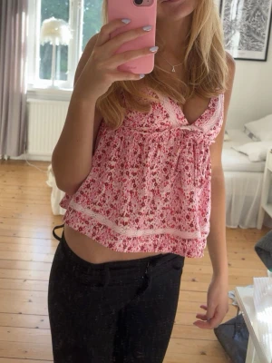 Blommigt linne - Supersöt rosa topp med blommor i fint skick💕 storlek S från Gina Tricot 