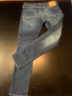 Replay jeans  - Ett par riktigt fina Replay jeans i modellen slim fit ANBASS hyperflex. Storlek 31 32. Nypris 1700 mitt pris 499. Pris kan diskuteras vid snabb affär. 