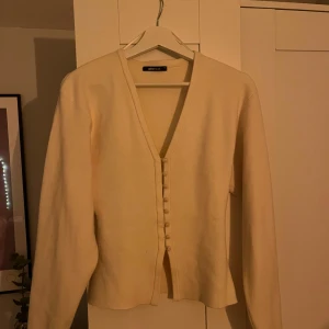 Vit ”kofta” - Vit kofta ish som man knäpper framtill, aldrig använd. Även slutsåld i butik💕