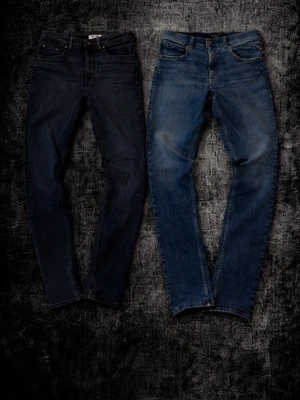 Två par Replay, tiger of Sweden jeans - Säljer två par klassiska blå jeans, ett par i mörkgrå färg och ett par i mellanblå färg. Båda har fem fickor, raka ben och normal midja. Jeansen har snygga sömmar och läderpatch bak i midjan. Perfekta för en avslappnad och trendig stil.