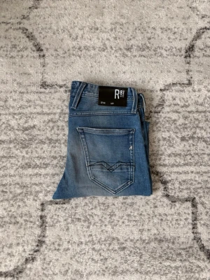 Replay anbass - Säljer ett par Replay anbass i storlek 29:32, dessa jeans är i helt nytt skick och använt endast ett par gånger. Kom gärna med frågor och funderingar eller prisförslag!