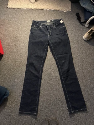 Mörkblå raka jeans från Newhouse - Säljer ett par mörkblå jeans från Newhouse, modell Judith. Klassisk femficksdesign med kontrastsömmar och raka ben. Jeansen har normal passform och är tillverkade i ett slitstarkt bomullsmaterial med lite stretch för extra komfort.
