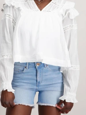 Vit blus med spets från Gina Tricot - Söt vit blus från Gina Tricot med långa ärmar, volangdetaljer och spetsinslag vid axlar och bröst. Tillverkad i ett tunt, luftigt tyg som ger en romantisk känsla. Perfekt att styla med jeans eller kjol för en trendig look. Använd typ 2 gånger. Så gott som ny!💕 Denna blus går även inte att köpa längre i affär, då den är slutsåld❤️