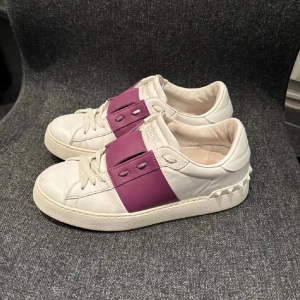 Valentino skor - Valentino ”open” i lila färg. Dam storlek 36. Fint skick, lite crease. Väldigt efterfrågad modelll. Skriv för mer bilder/info. Nypris ca 7000 :-❤️