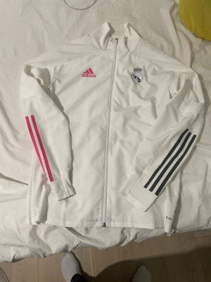 Real madrid trja - Fräsch och snygg träningsjacka. Passar både till träning eller mer chill out (maxi rushen). Storlek S men passar även M. Hör av dig vid frågor!